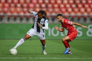 Samuel Ballet (FCZ) à la lutte avec Ali Kabacalman (SIO) lors d'un match entre Zurich et le FC Sion au Letzigrund